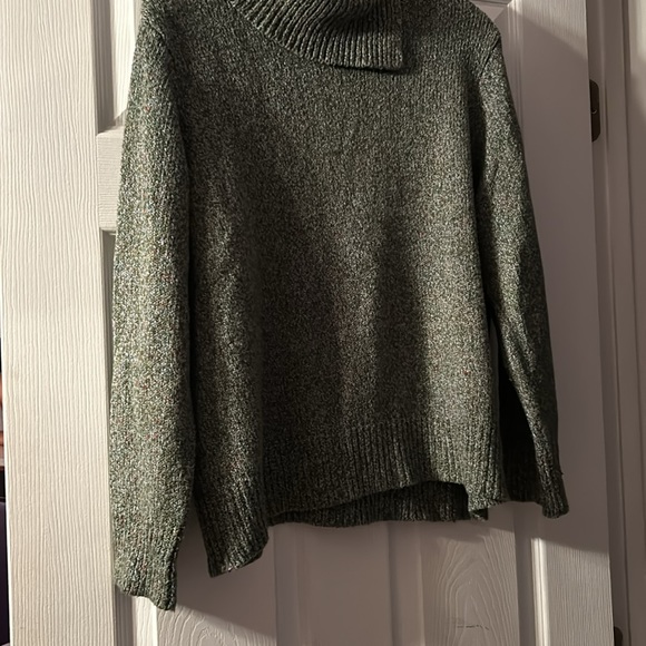 Green Sweater 💗 - Picture 2 of 8